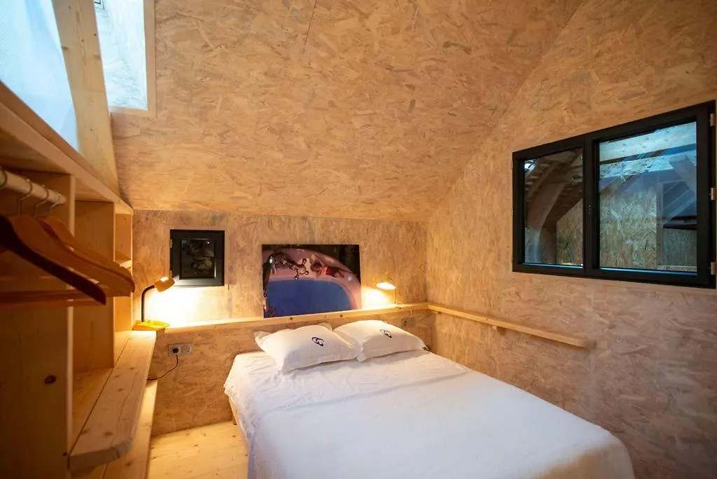 Couette-café La Ferme du golf, gîte atypique et artistique Lancieux